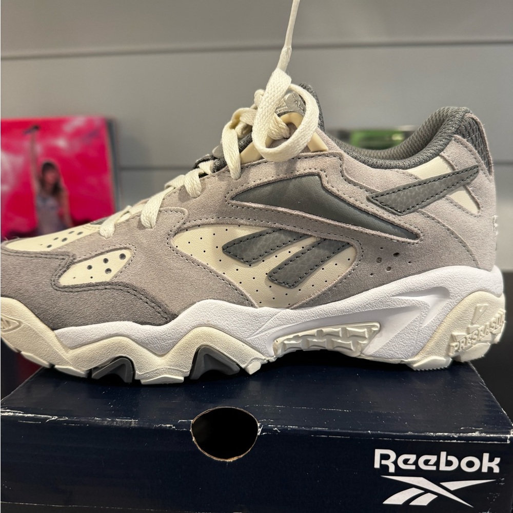 Reebok Gray and Cream Preseason 94 Low Sneakers unisex size 5